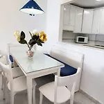 דירה On The Sea Front With An Ocean-facing Terrace